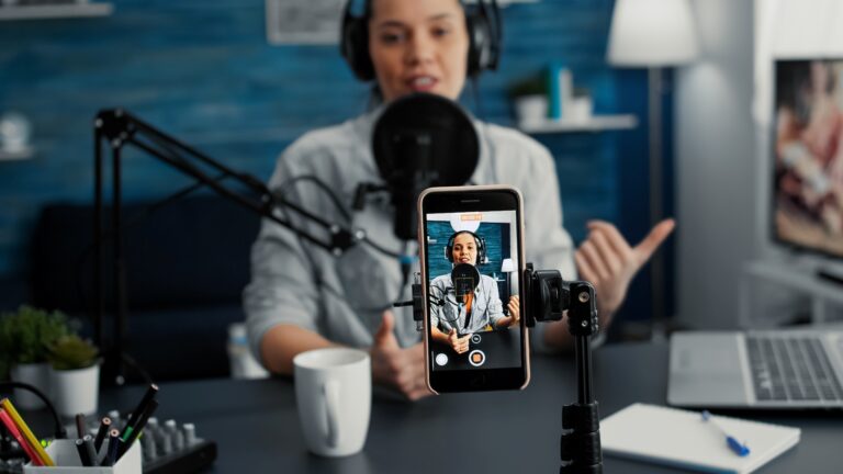 L’Era del “Neo-Broadcasting”: Come Streaming e Podcast stanno Riscrivendo le Regole del Marketing